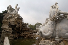 Schloss_Schönbrunn_Neptunbrunnen_08.JPG